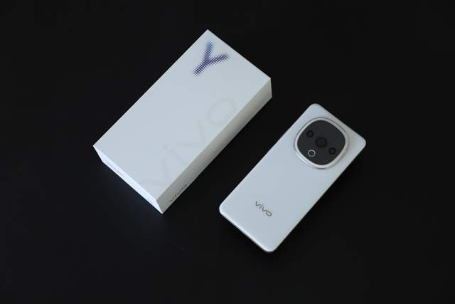 国民手机越级引领者超级扬声器真的太猛了！long8登录vivo Y300评测：(图3)