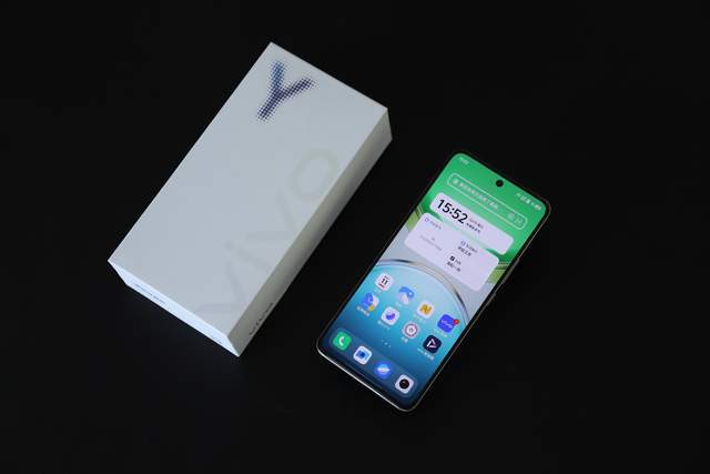 国民手机越级引领者超级扬声器真的太猛了！long8登录vivo Y300评测：(图7)