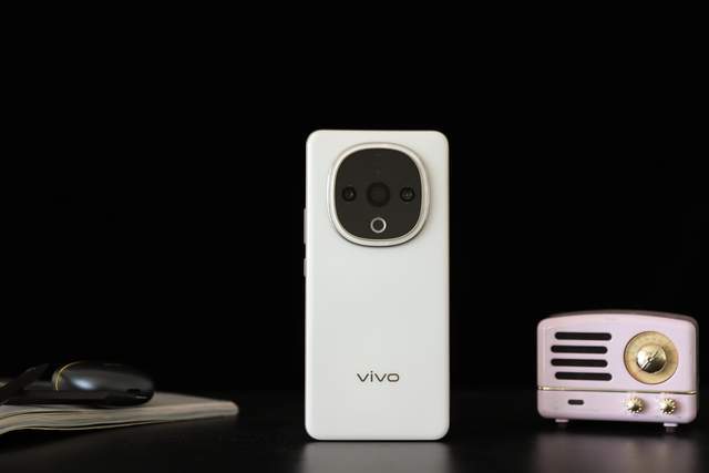 国民手机越级引领者超级扬声器真的太猛了！long8登录vivo Y300评测：(图6)
