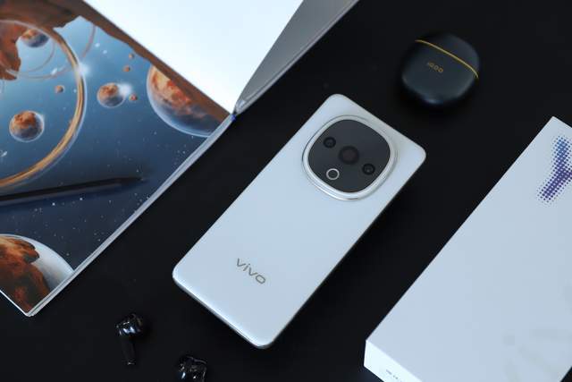 国民手机越级引领者超级扬声器真的太猛了！long8登录vivo Y300评测：(图12)