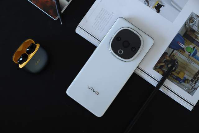国民手机越级引领者超级扬声器真的太猛了！long8登录vivo Y300评测：(图16)