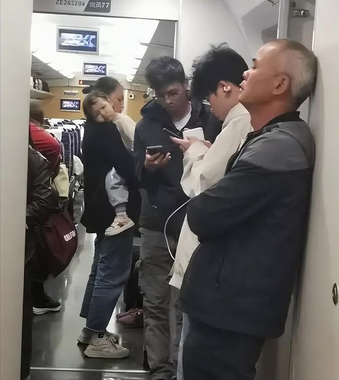 ：多次劝说无果现场曝光回应大妈高铁车厢集