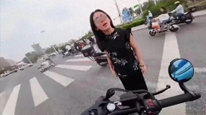 司机气到流产公布完整行车记录仪河北女司机与骑手冲突后续：女(图3)